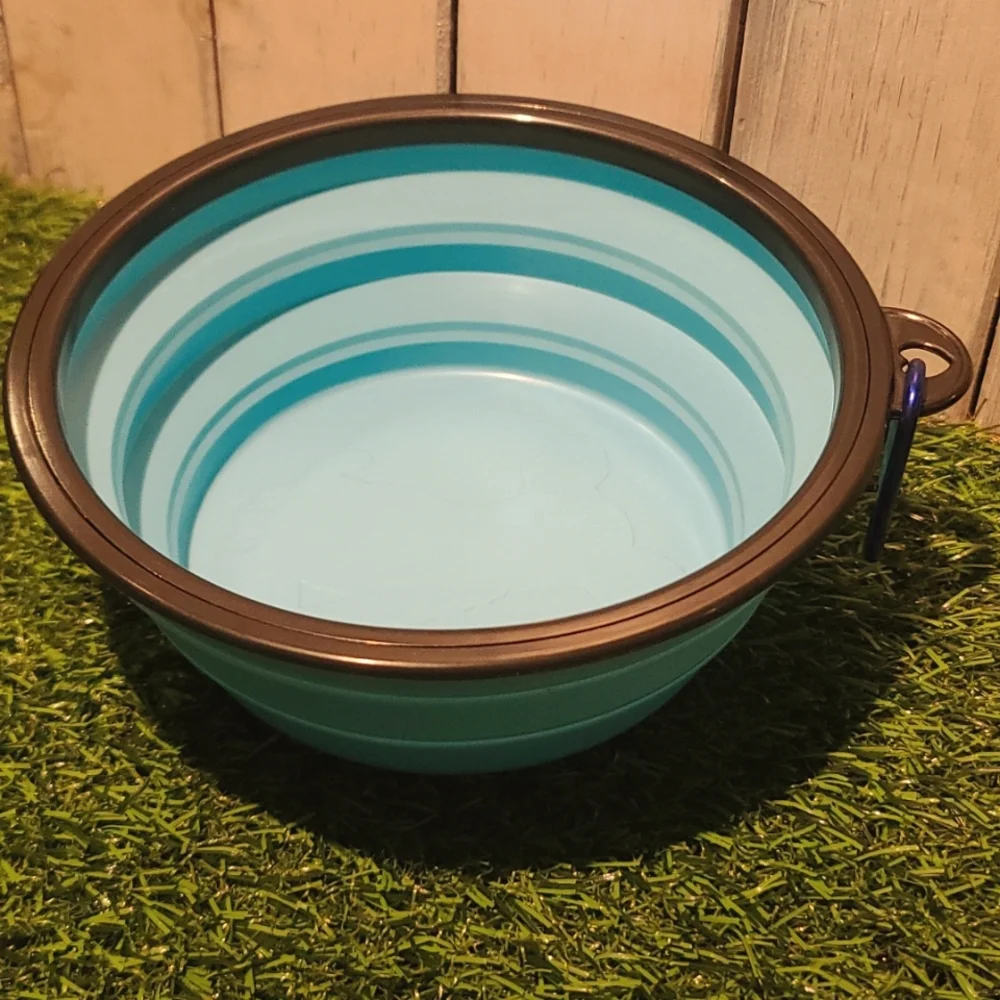 DOG Bowl colapsable travel w D hook NWT Blue Aqua color